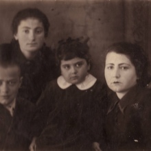 С сестрой Изой и матерью, Ксенией Платоновной Мамардашвили