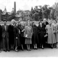 1955 г. Нина Мамардашвили (5-я справа) и Юлия Мадора, в настоящем Эйдельман (4-я справа)